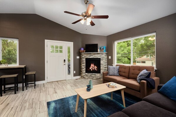 Apartment (2 Bedrooms) | Living room