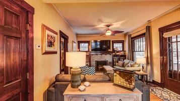 Nhà (4 Bedrooms) | Phòng khách | Smart TV