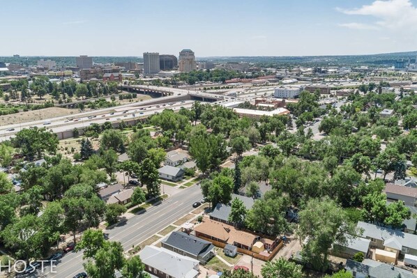 Vista aérea de una zona residencial con casas, calles y una autopista.