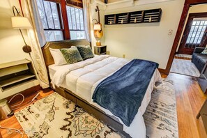 House (4 Bedrooms) | 4 bedrooms, premium bedding, down comforters, individually decorated