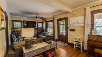 Nhà (4 Bedrooms) | 4 phòng ngủ, bộ đồ giường cao cấp, chăn bông, trang trí khác biệt