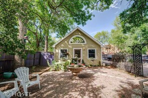 Property grounds - Chic Boutique Wine + Mtns Walk Everywhere (Colorado Springs)