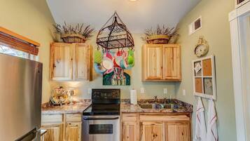 Nhà (2 Bedrooms) | Bếp riêng | Lò nướng, bếp nấu, dụng cụ nấu nướng/bát dĩa/dao nĩa