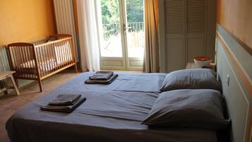 4 slaapkamers, een strijkplank/strijkijzer, gratis wifi, beddengoed