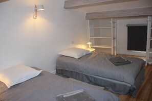 4 bedrooms, iron/ironing board, free WiFi, bed sheets - House with heated pool in the Val d´Emeraude (lasalle)
