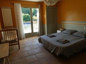 4 bedrooms, iron/ironing board, free WiFi, bed sheets