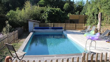 Een buitenzwembad, een verwarmd zwembad