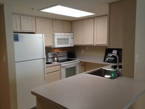 Full-sized fridge, microwave, oven, stovetop - National at Ballston Metro (Arlington)