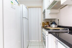 Apartamento superior | Cocina privada | Frigorífico grande, microondas y utensilios de cocina