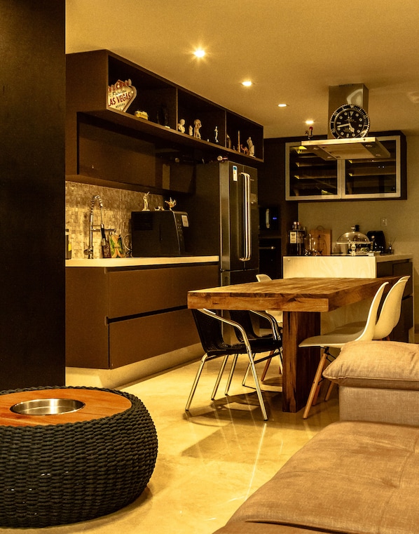 Deluxe Apartment, Pool View | In-room dining
