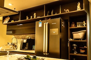 Apartamento luxo, vista para a piscina | Cozinha privada | Geladeira, micro-ondas, cooktop, máquina de café expresso