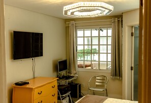 Apartamento luxo, vista para a piscina | Comodidades do quarto