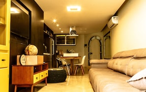 Apartamento luxo, vista para a piscina | Área de estar | TV LCD
