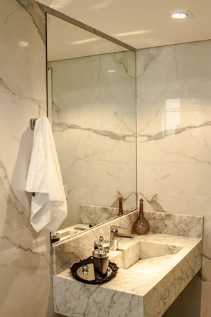 Appartement Deluxe, vue piscine | Salle de bain | Douche, articles de toilette gratuits, sèche-cheveux