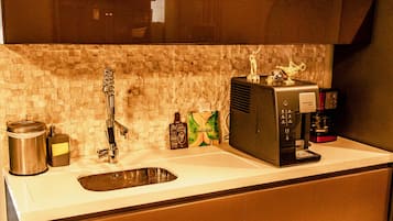 Departamento Deluxe, vista a la alberca | Cocina privada | Refrigerador, microondas, parrilla de estufa y cafetera de espresso