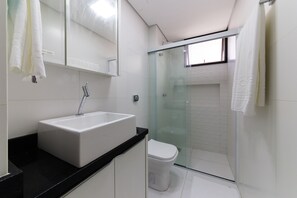 Junior-Apartment, Stadtblick | Badezimmer | Dusche, kostenlose Toilettenartikel, Handtücher
