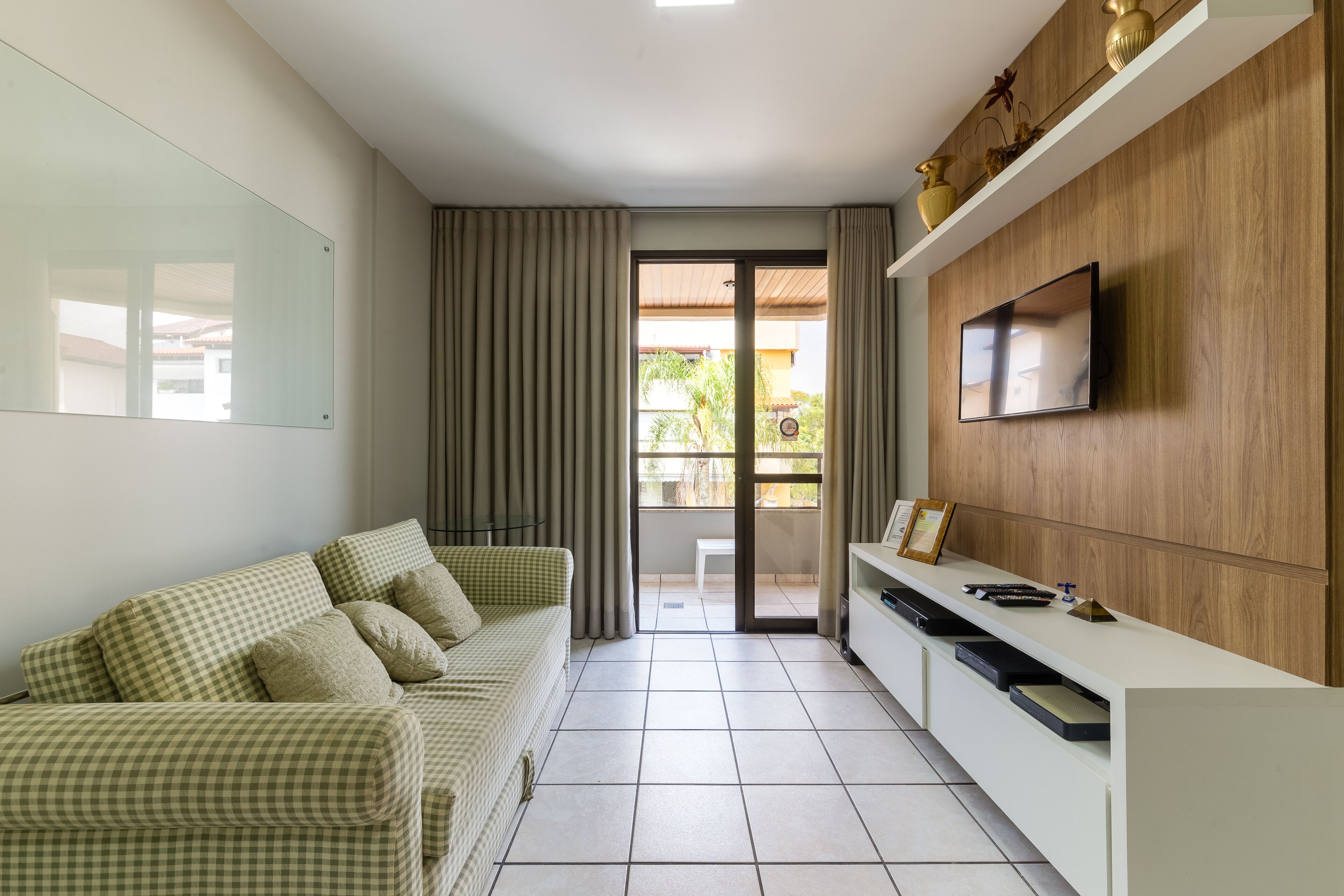 Apartamento júnior, vista para a cidade | Sala de estar | TV LCD