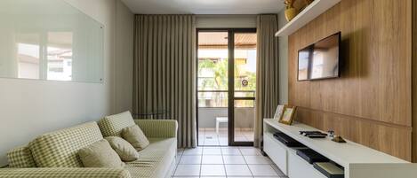 Apartamento júnior, vista para a cidade | Sala de estar | TV LCD