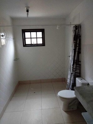 Bathroom - COZY FIT. Nº 09 - CAMBURI CLOVER RESIDENTIAL - CAMBURI BEACH. (Praia de Camburí)