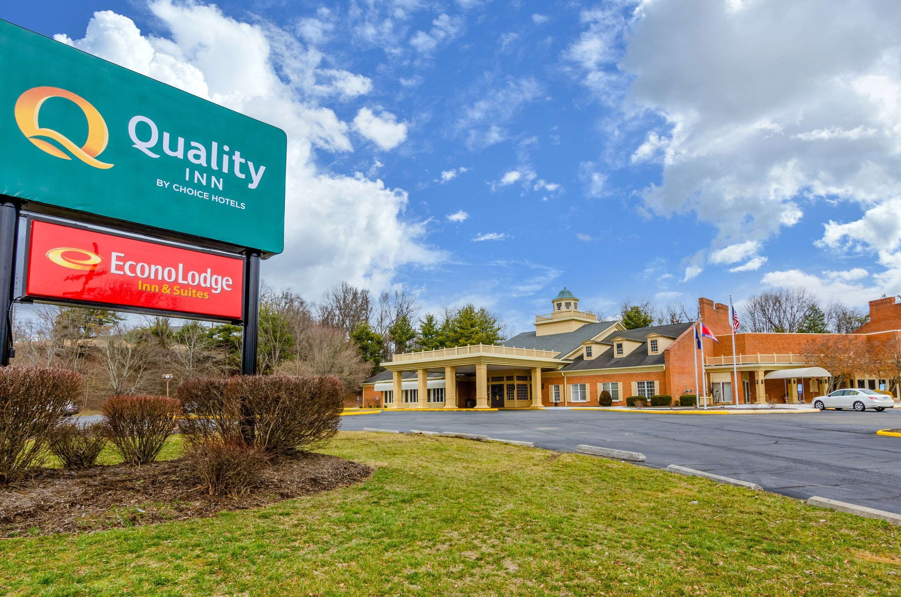 Et hotel med et stort skilt for Quality Inn by Choice Hotels og EconoLodge Inn & Suites.