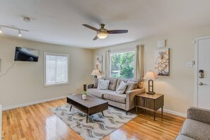 House (3 Bedrooms) | Living room