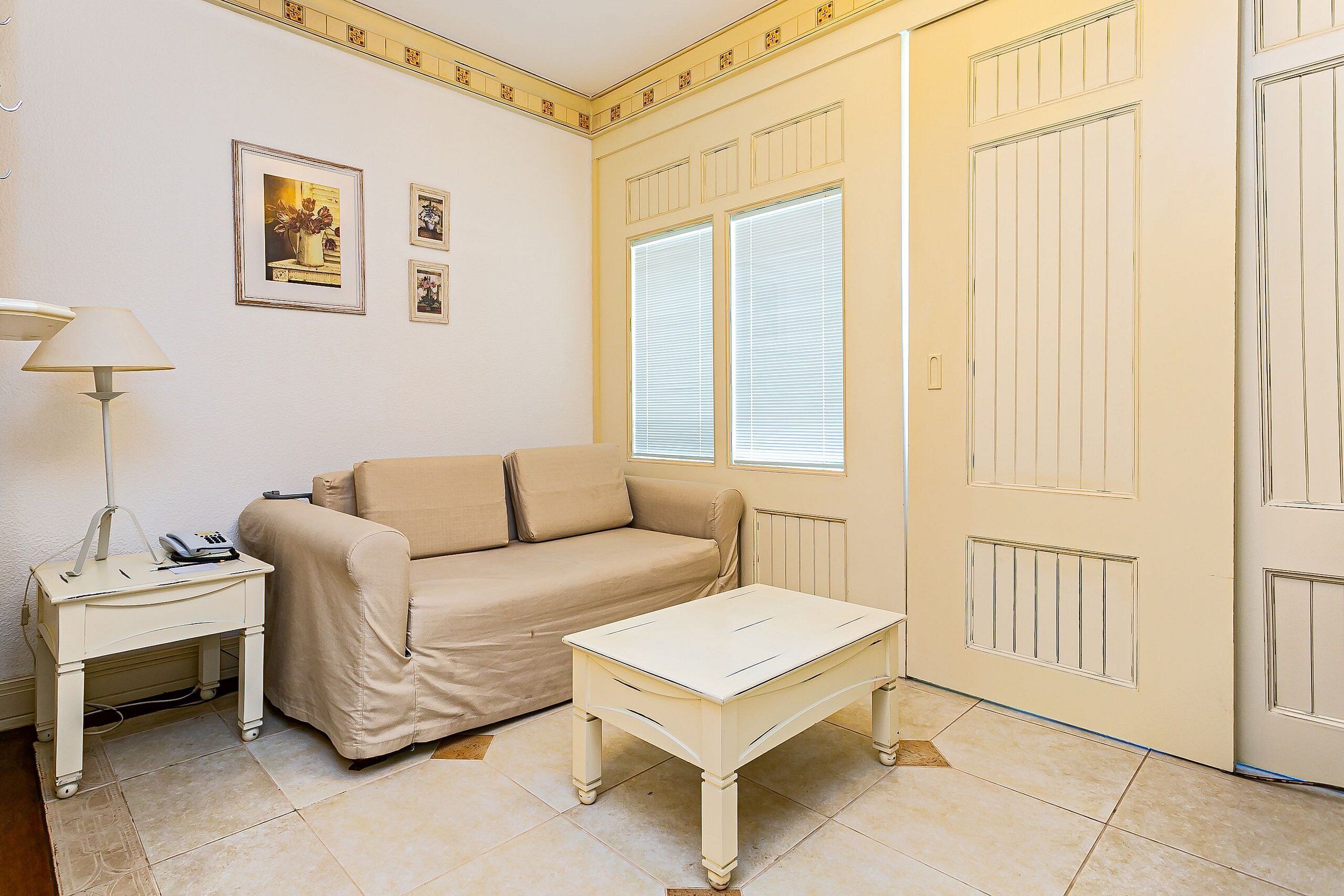 Apartamento superior | Zona de estar | Una televisión LED