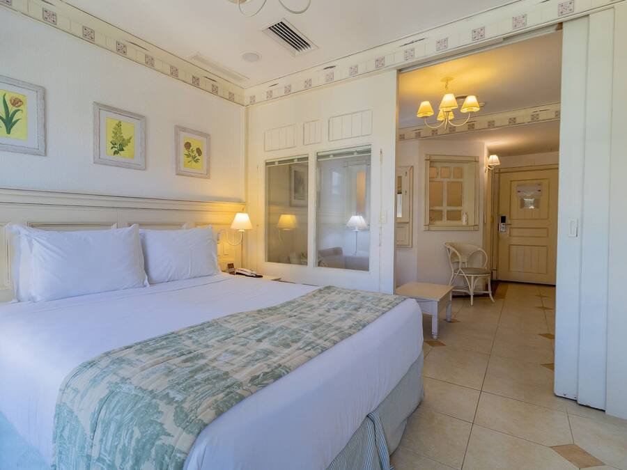 Deluxe Apartment | In-room safe, soundproofing, WiFi (free), bed sheets