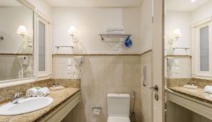 Lägenhet Basic | Badrum | Dusch, gratis toalettartiklar, hårtork och handdukar