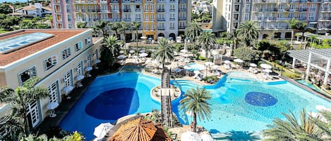 Appartement supérieur | Piscine | Piscine extérieure, parasols, chaises longues