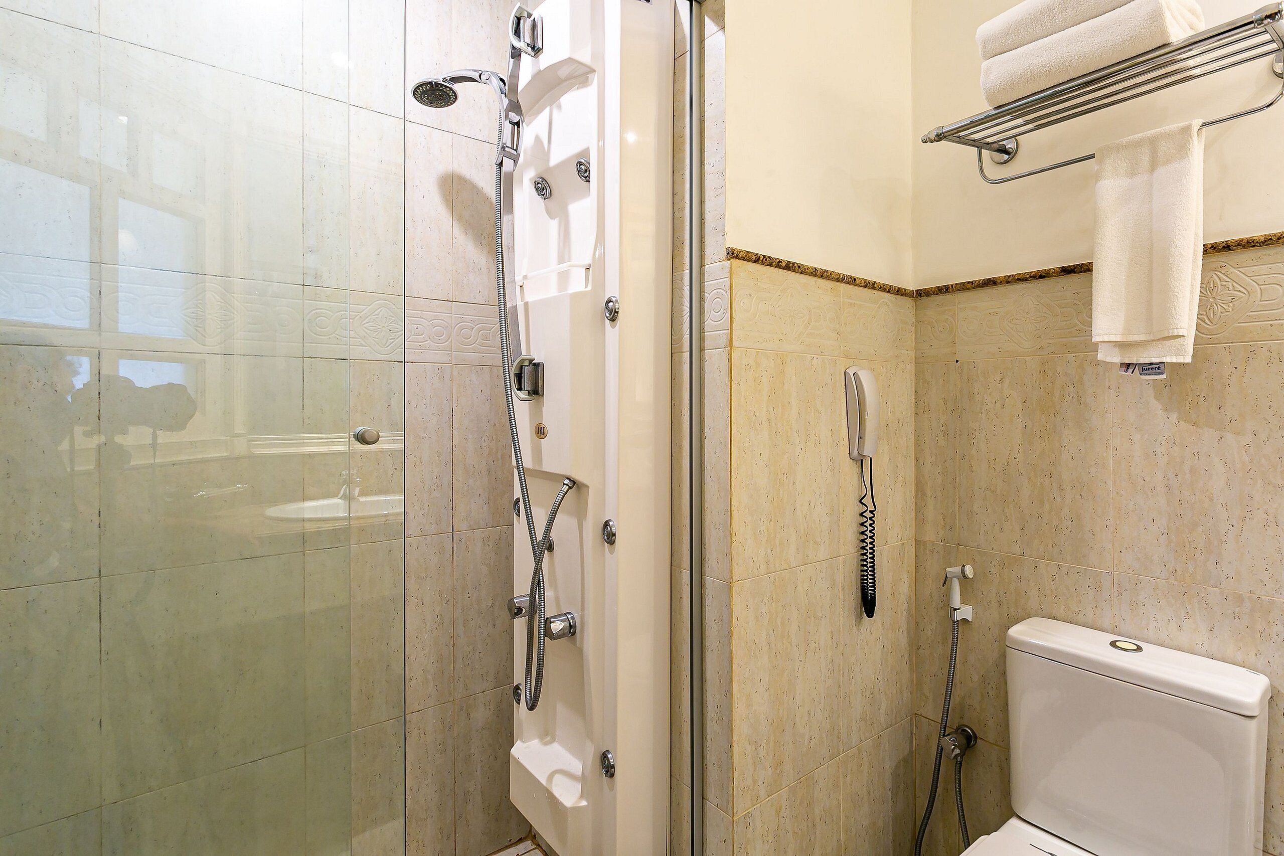 Ducha, artículos de higiene personal gratuitos y secador de pelo