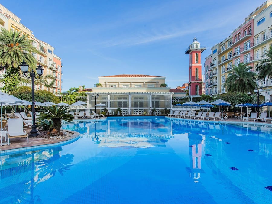 Piscina externa, guarda-sóis, espreguiçadeiras