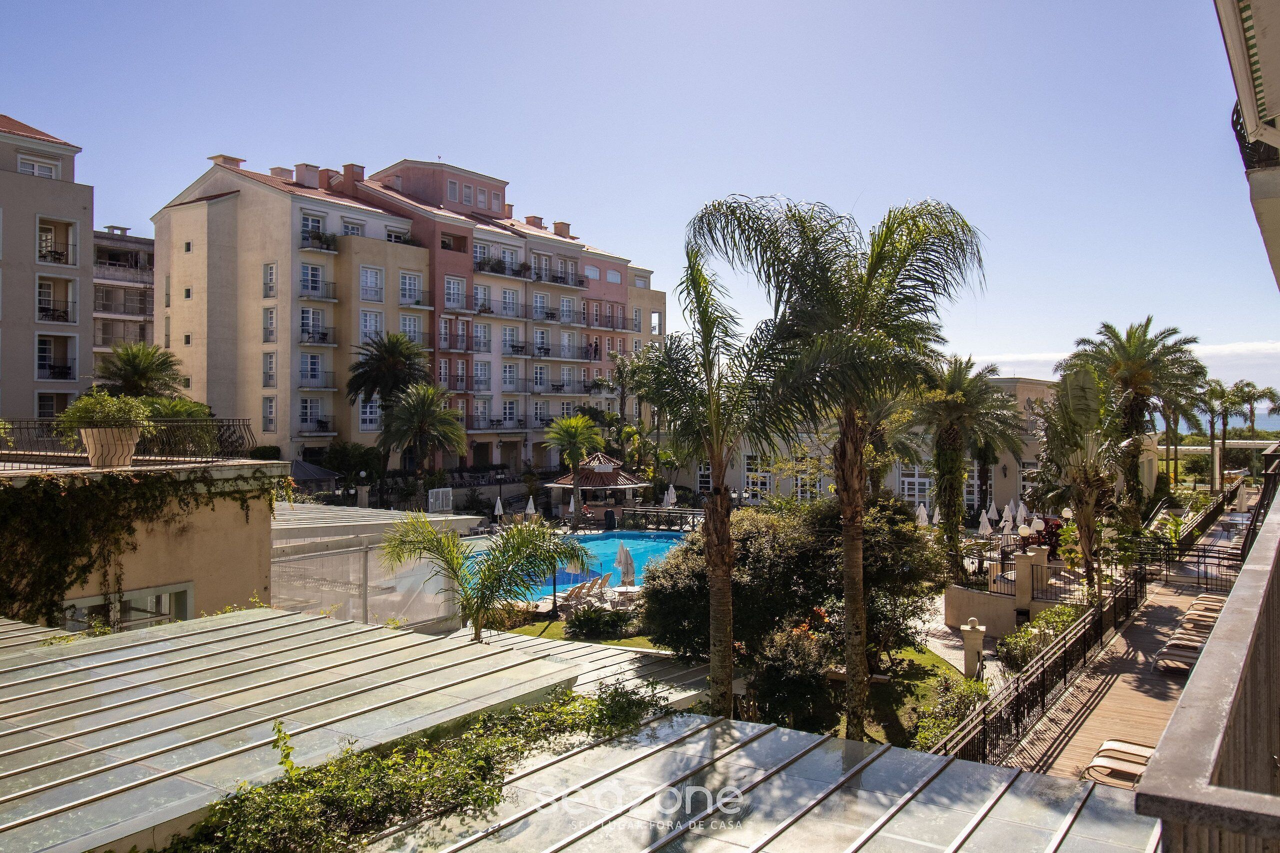 Apartamento luxo | Piscina | Piscina externa, guarda-sóis, espreguiçadeiras