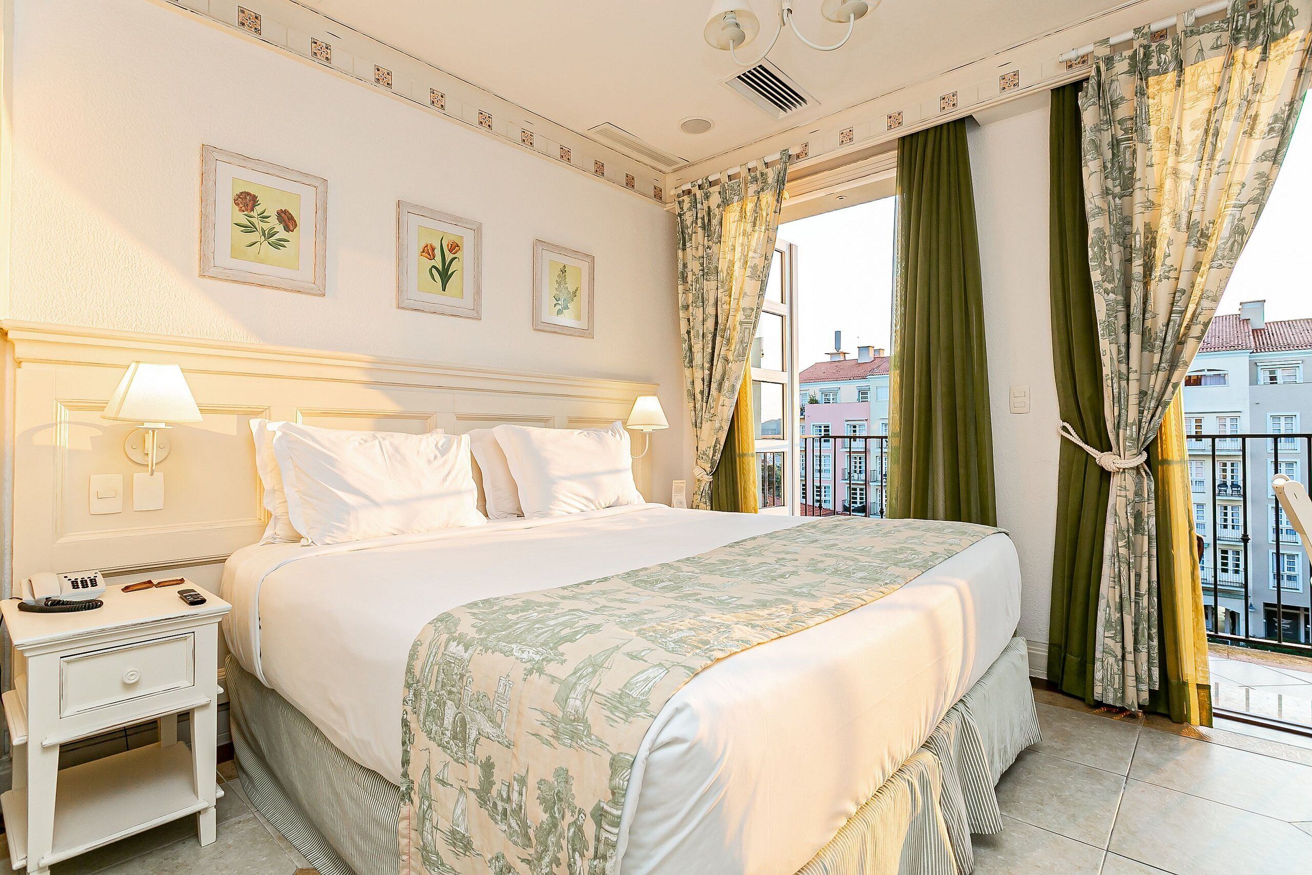 Deluxe Studio, Pool View | In-room safe, soundproofing, WiFi (free), bed sheets