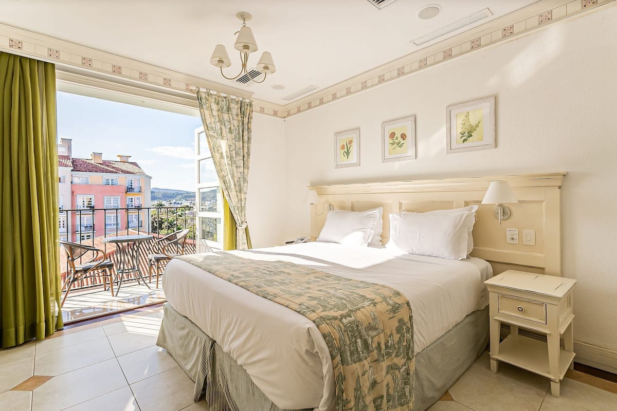 Studio Confort, vue piscine | 1 chambre, coffres-forts dans les chambres, chambres insonorisées