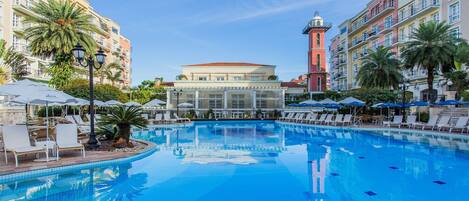 Basic Apartment | Kolam renang | Kolam renang terbuka, payung kolam, kerusi lepak pantai