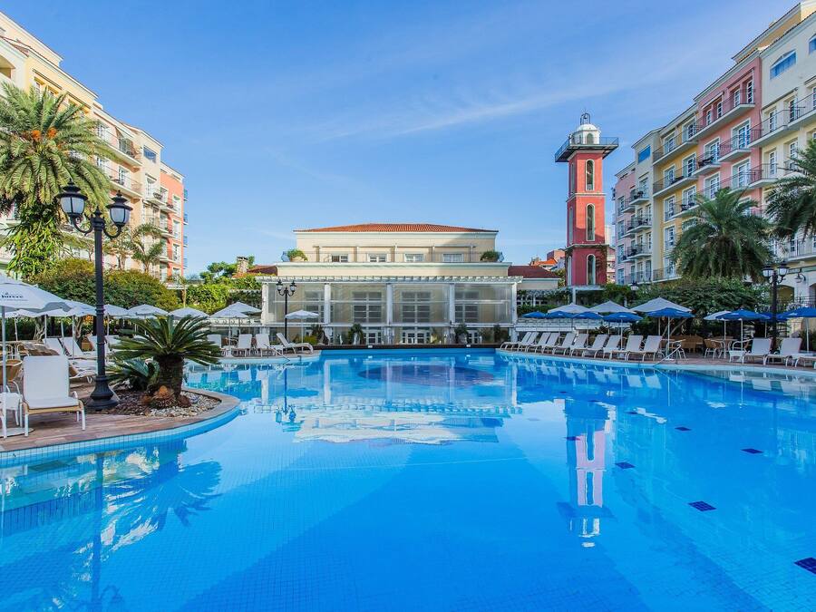 Piscina a l'aire lliure, para-sols i gandules