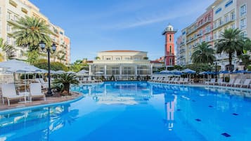 Piscine extérieure, parasols de plage, chaises longues