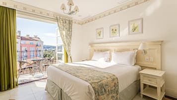 In-room safe, soundproofing, free WiFi, bed sheets