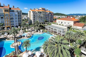 Studio Supérieur, vue mer | Piscine | Piscine extérieure, parasols de plage, chaises longues