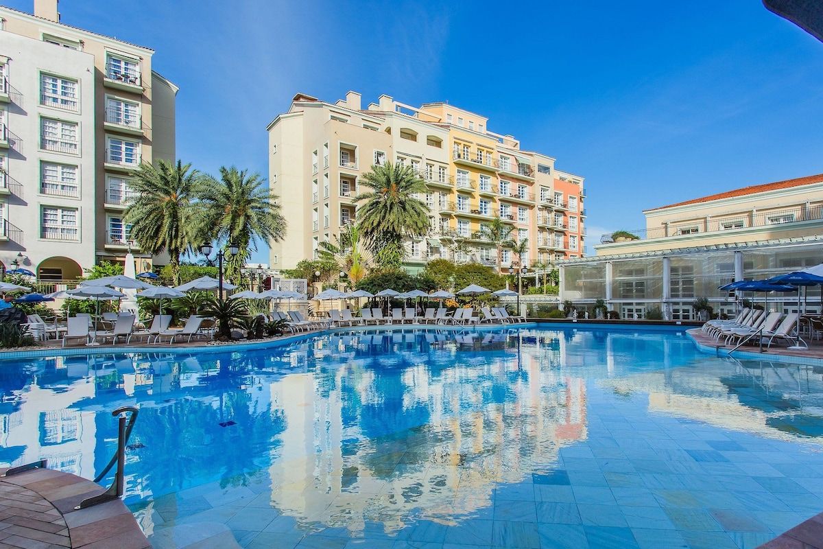 Apartamento básico | Piscina | Una piscina al aire libre, sombrillas, tumbonas