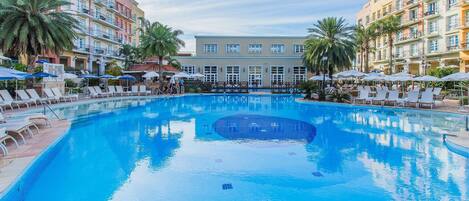 Deluxe-Apartment | Pool | Außenpool, Sonnenschirme, Liegestühle