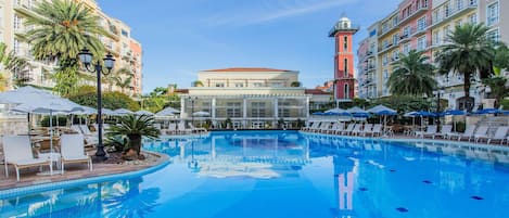 室外游泳池,池畔遮阳伞,日光浴躺椅