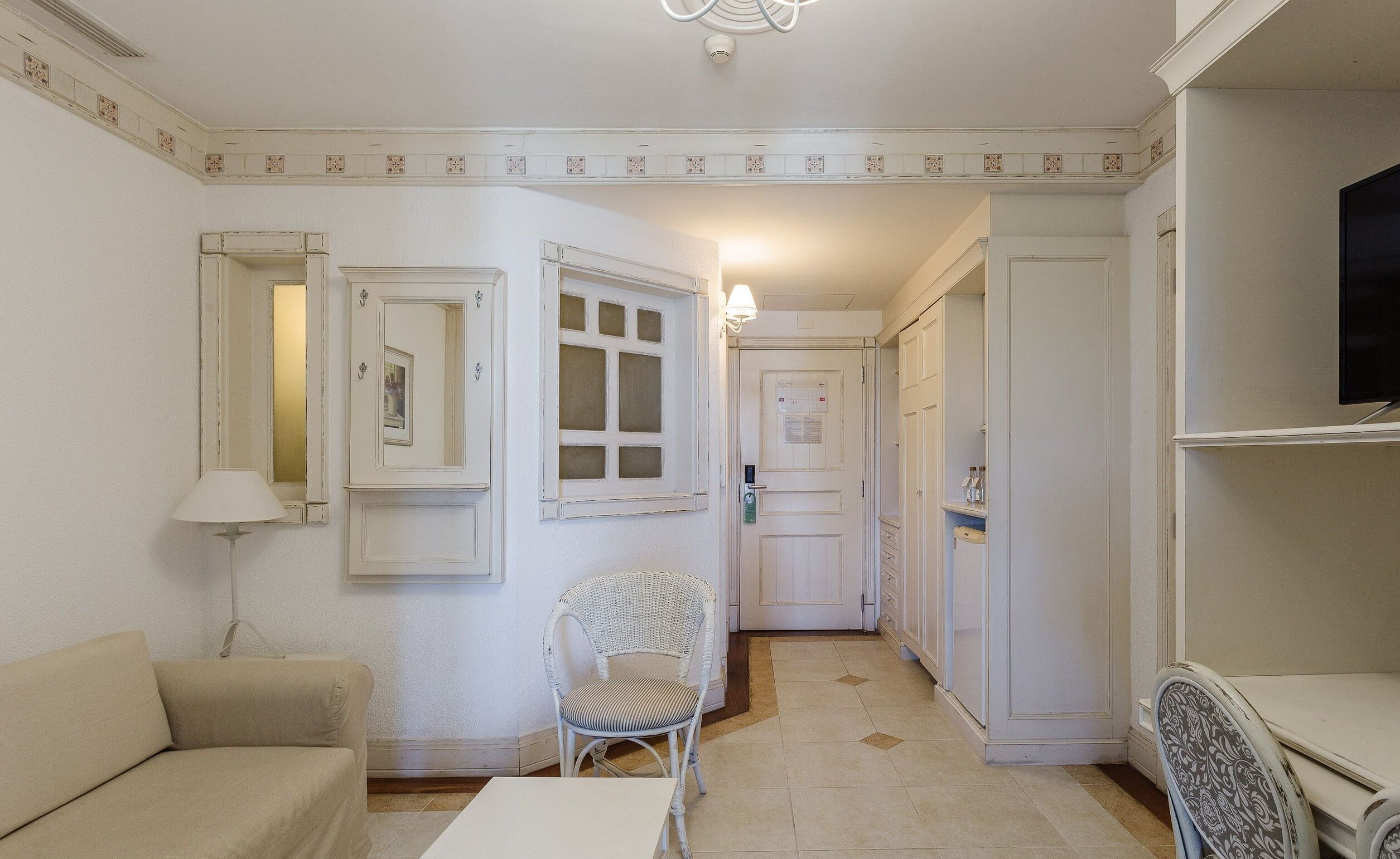 Apartemen Basic | Area keluarga | TV LED