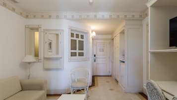 Apartemen Basic | Area keluarga | TV LED