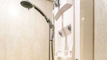 Apartamento superior | Banheiro | Chuveiro, produtos de toalete grátis, secador de cabelo