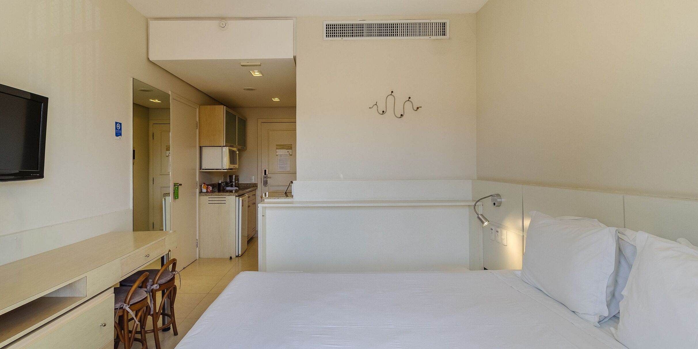 تجهيزات عازلة للصوت ومكواة/لوح كي وواي فاي مجانًا وملاءات أسرّة