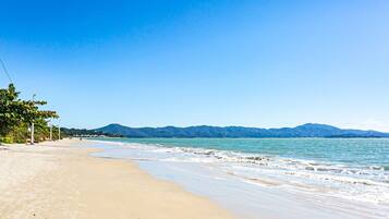 Una spiaggia nelle vicinanze
