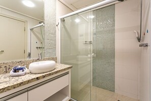 Basic Studio | Bathroom | Shower, towels, soap, shampoo - Estúdios Modernos em Resort pé na areia - Jurerê Beach Village JBVJR (Florianópolis)