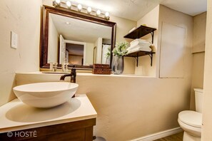 House (1 Bedroom) | Bathroom | Shower, towels, soap, shampoo