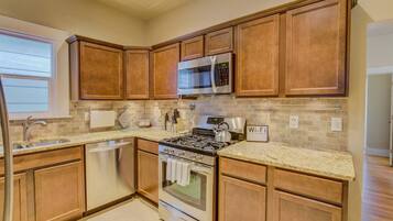 Nhà (2 Bedrooms) | Bếp riêng | Tủ lạnh, lò nướng, dụng cụ pha cà phê/trà, lò nướng bánh mì